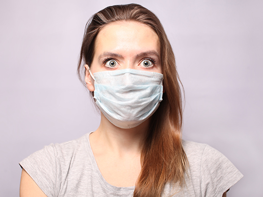Mulher usando máscara de proteção contra o Coronavírus
