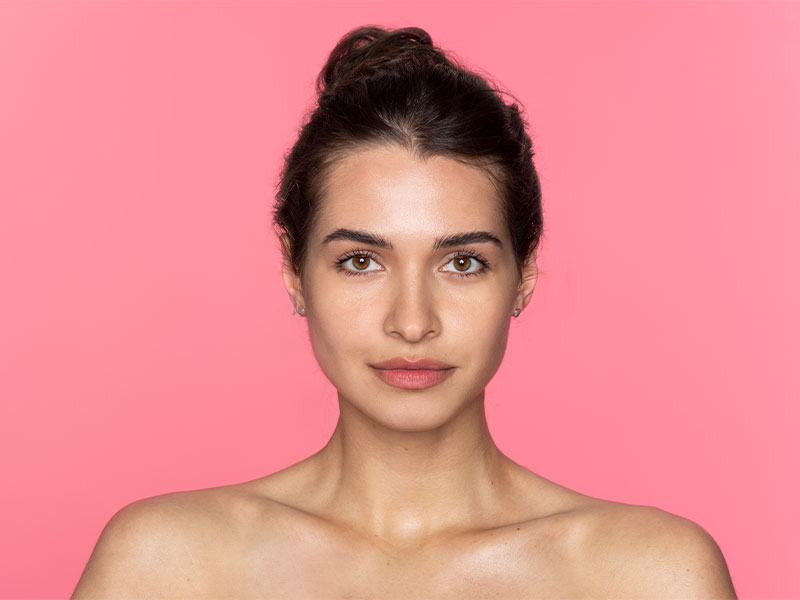 Mulher jovem com maçãs do rosto marcadas e contornos definidos, representando a geometria facial da pirâmide invertida.