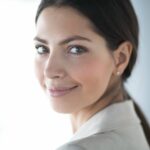 Mulher com sobrancelhas elevadas após lifting, realizada na Clínica Dra. Gianna.