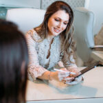 Paciente durante avaliação dermatológica para definição de protocolos combinados na Clínica Dra. Gianna.