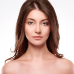 Resultado natural de procedimento estético com pele viçosa, simetria e proporcionalidade na Clínica Dra. Gianna.