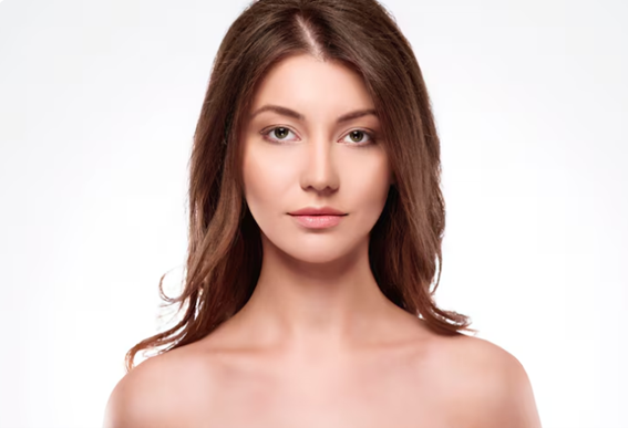 Resultado natural de procedimento estético com pele viçosa, simetria e proporcionalidade na Clínica Dra. Gianna.